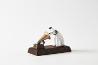 「Nipper listens to"HIS MASTER’S VOICE"」ビジュアル