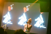 ロイ-RoE-「first ONEMANSHOW at CIRCUS –ウカ*-」の様子。（撮影：釘野孝宏）