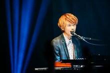 杉本雄治（Piano, Vo）（撮影：関口佳代）