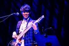 奥野翔太（B, Cho）（撮影：関口佳代）