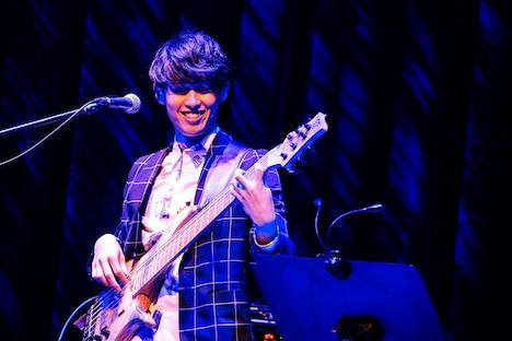 奥野翔太（B, Cho）（撮影：関口佳代）