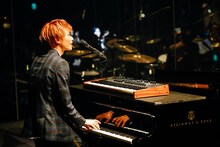 杉本雄治（Piano, Vo）（撮影：関口佳代）