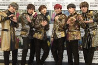 謎のポーズを決める超特急。