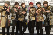 謎のポーズを決める超特急。