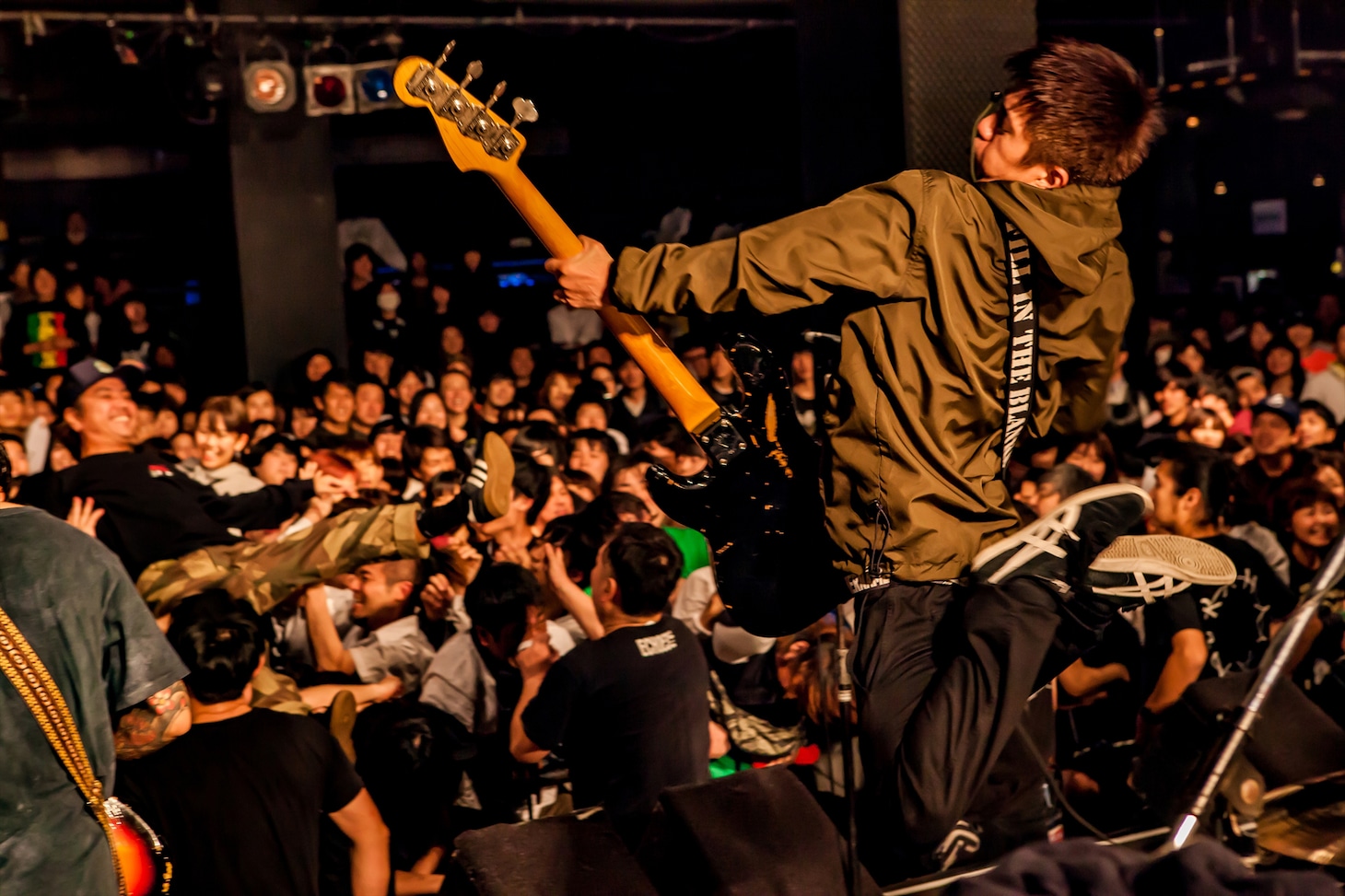 COUNTRY YARDのライブの様子。（Photo by TAKASHI KONUMA）
