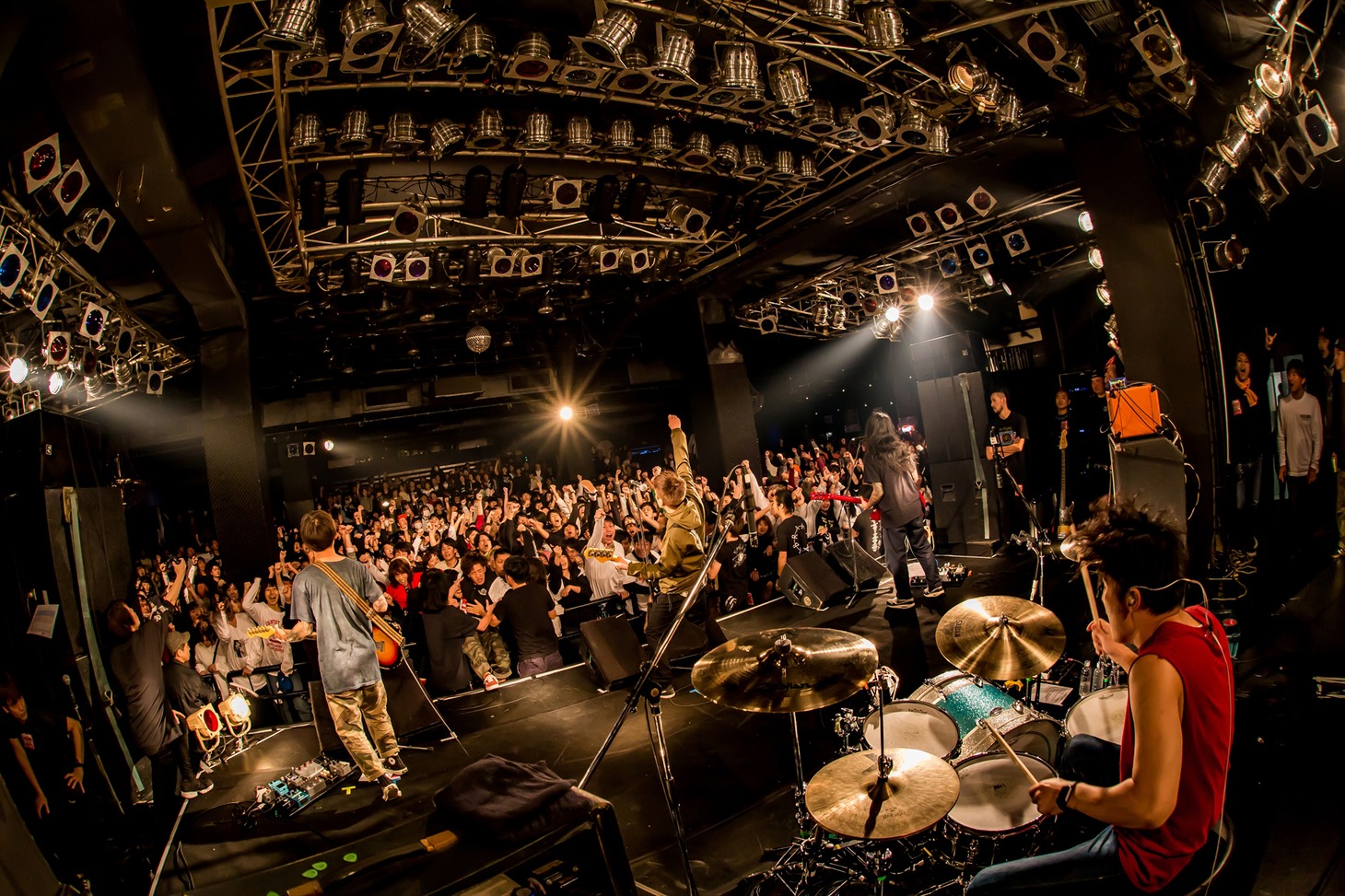 COUNTRY YARDのライブの様子。（Photo by TAKASHI KONUMA）