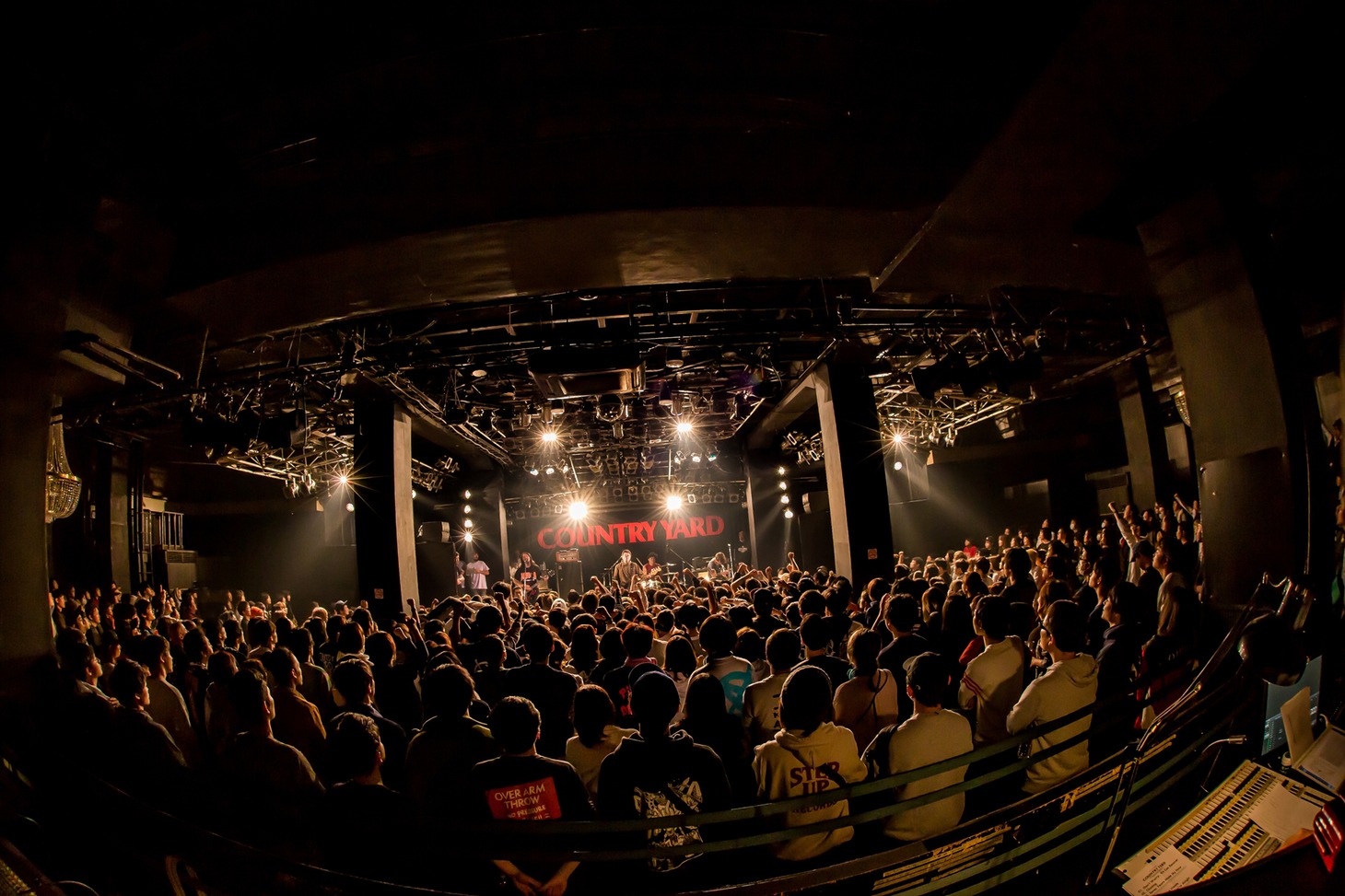 COUNTRY YARDのライブの様子。（Photo by TAKASHI KONUMA）
