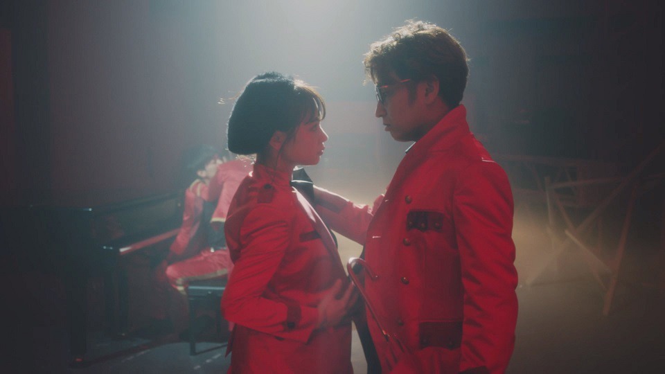 RED「君の唇を離さない」ミュージックビデオのワンシーン。