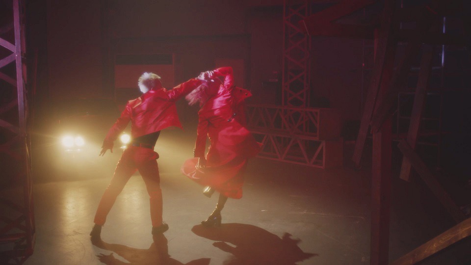RED「君の唇を離さない」ミュージックビデオのワンシーン。
