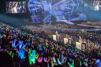 トロッコで客席通路を走る超特急。