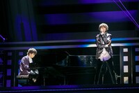 「霖雨」でピアノ伴奏をするリョウガ（左）とボーカルを取るタカシ（右）。