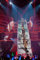 「No. 1」で長いスロープを下る超特急。