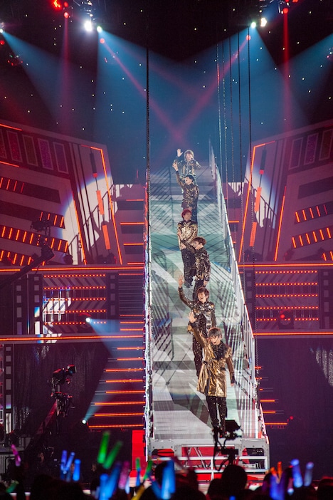 「No. 1」で長いスロープを下る超特急。