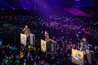 トロッコで客席通路を走る超特急。