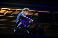 ピアノを弾くリョウガ。