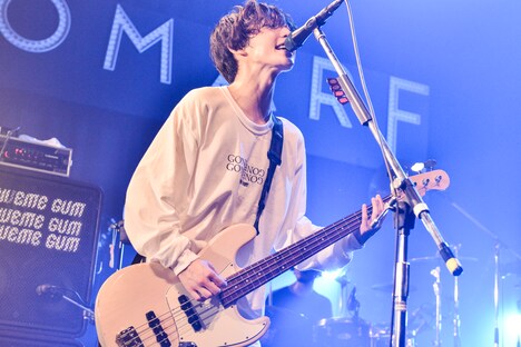 アマダシンスケ（B, Vo）（撮影：橋本塁［SOUND SHOOTER］）