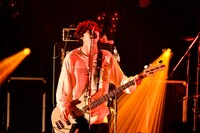 アマダシンスケ（B, Vo）（撮影：橋本塁［SOUND SHOOTER］）