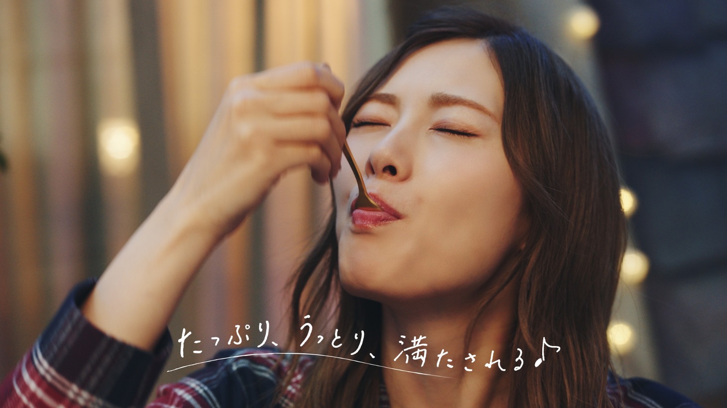 「明治エッセルスーパーカップ Sweet's」の新テレビCM「スイーツな帰り道（ショコラオランジュ）」編のワンシーン。(c)乃木坂46LLC