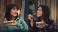「明治エッセルスーパーカップ Sweet's」の新テレビCM「スイーツな帰り道（ショコラオランジュ）」編のワンシーン。(c)乃木坂46LLC