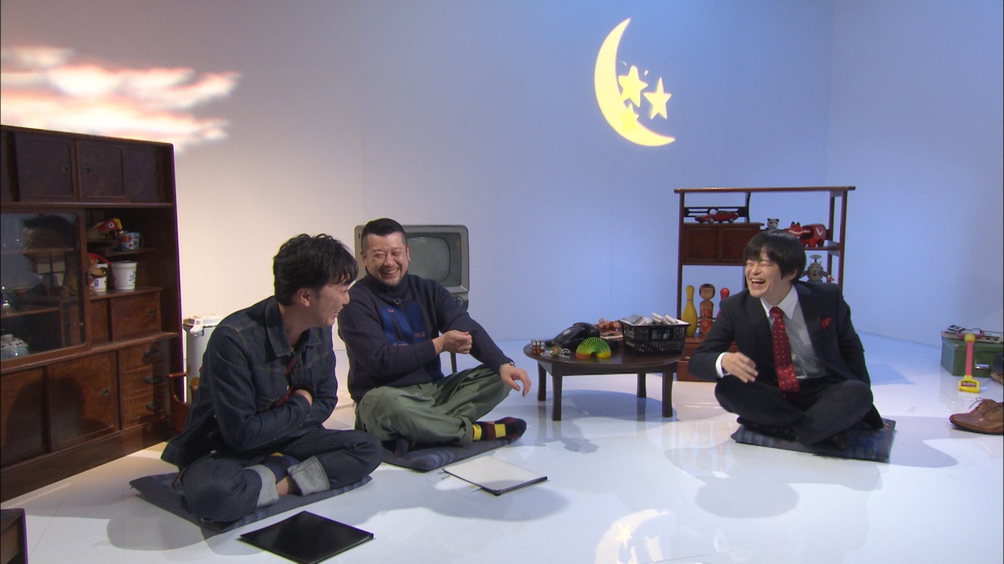 左から小沢一敬（スピードワゴン）、ケンドーコバヤシ、バカリズム。(c)テレビ朝日