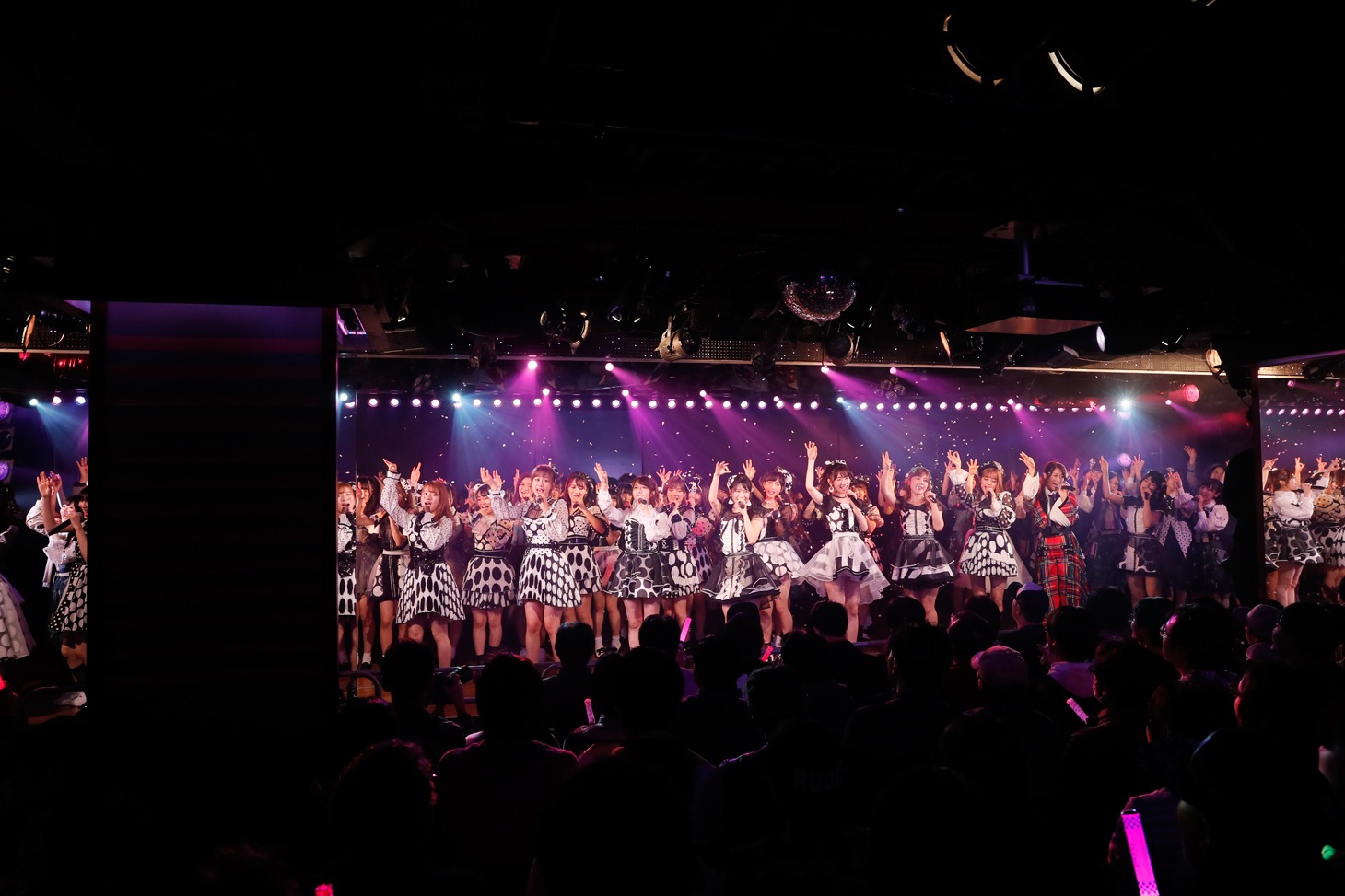 「AKB48劇場13周年特別記念公演」の様子。(c)AKS