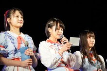 左から髙松瞳、佐々木舞香、山本杏奈。