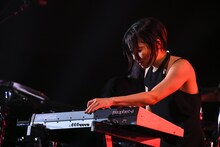 「SAKURAドロップス」でキーボードソロを披露する宇多田ヒカル。