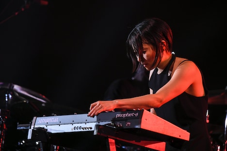 「SAKURAドロップス」でキーボードソロを披露する宇多田ヒカル。