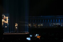 センターステージで歌う宇多田ヒカル。