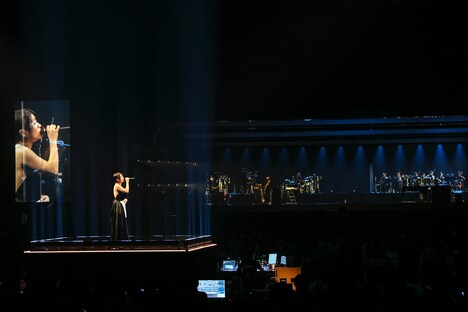 センターステージで歌う宇多田ヒカル。