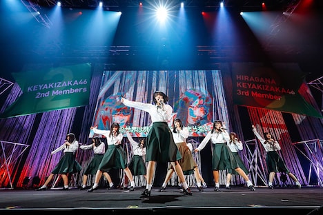 欅坂46の2期生とけやき坂46の3期生によるパフォーマンスの様子。(写真提供:ソニー・ミュージックレコーズ)