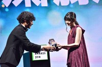 LINE株式会社上級執行役員メディア担当島村武志氏からトロフィーを受け取る齋藤飛鳥（乃木坂46）。