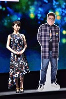 左から若月佑美、福田雄一の等身大パネル。