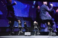 「U.S.A.」を披露するDA PUMP。