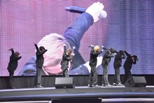 「U.S.A.」を披露するDA PUMP。