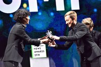 LINE株式会社上級執行役員メディア担当島村武志氏からトロフィーを受け取るISSA（右）。