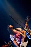 いやま（Vo, B / Dizzy Sunfist）（撮影：半田安政［Showcase］）