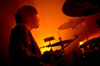 もあい（Dr, Cho / Dizzy Sunfist）（撮影：半田安政［Showcase］）