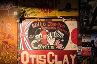 ウィルコ・ジョンソン来日公演の出演者のサインやスタッフのイラストが入ったボード。