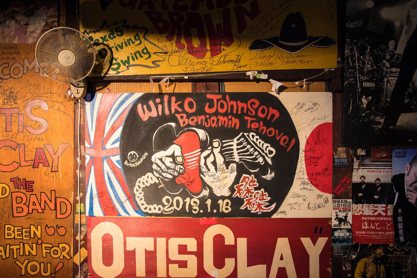ウィルコ・ジョンソン来日公演の出演者のサインやスタッフのイラストが入ったボード。