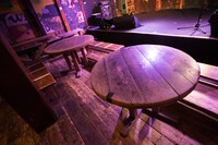 フロアの丸テーブルは日本酒の原料となる米を洗うための桶、床は酒樽を分解した際に出た外周の木の板でできている。