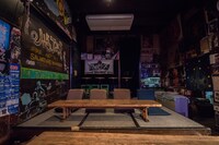 フロア後方には小上がりの席が設置されている。