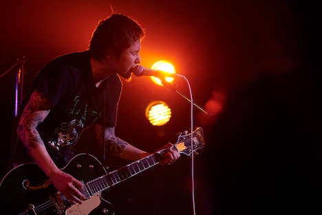 横山健(Vo, G / Ken Yokoyama)(Photo by Maki Ishii)