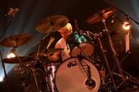 松浦英治（Dr / Ken Yokoyama）（Photo by Maki Ishii）