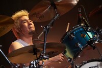 松浦英治（Dr / Ken Yokoyama）（Photo by Maki Ishii）