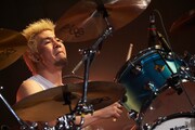 松浦英治(Dr / Ken Yokoyama)(Photo by Maki Ishii)