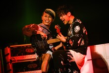 あきらかにあきら（B, Cho）と山中拓也（Vo, G）。（撮影：鈴木公平）