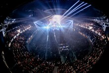 THE ORAL CIGARETTES「Kisses and Kills Tour 2018-2019 Arena series ～Directly In a wide place～」愛知・日本ガイシホール公演の様子。（Photo by Viola Kam［V'z Twinkle］）