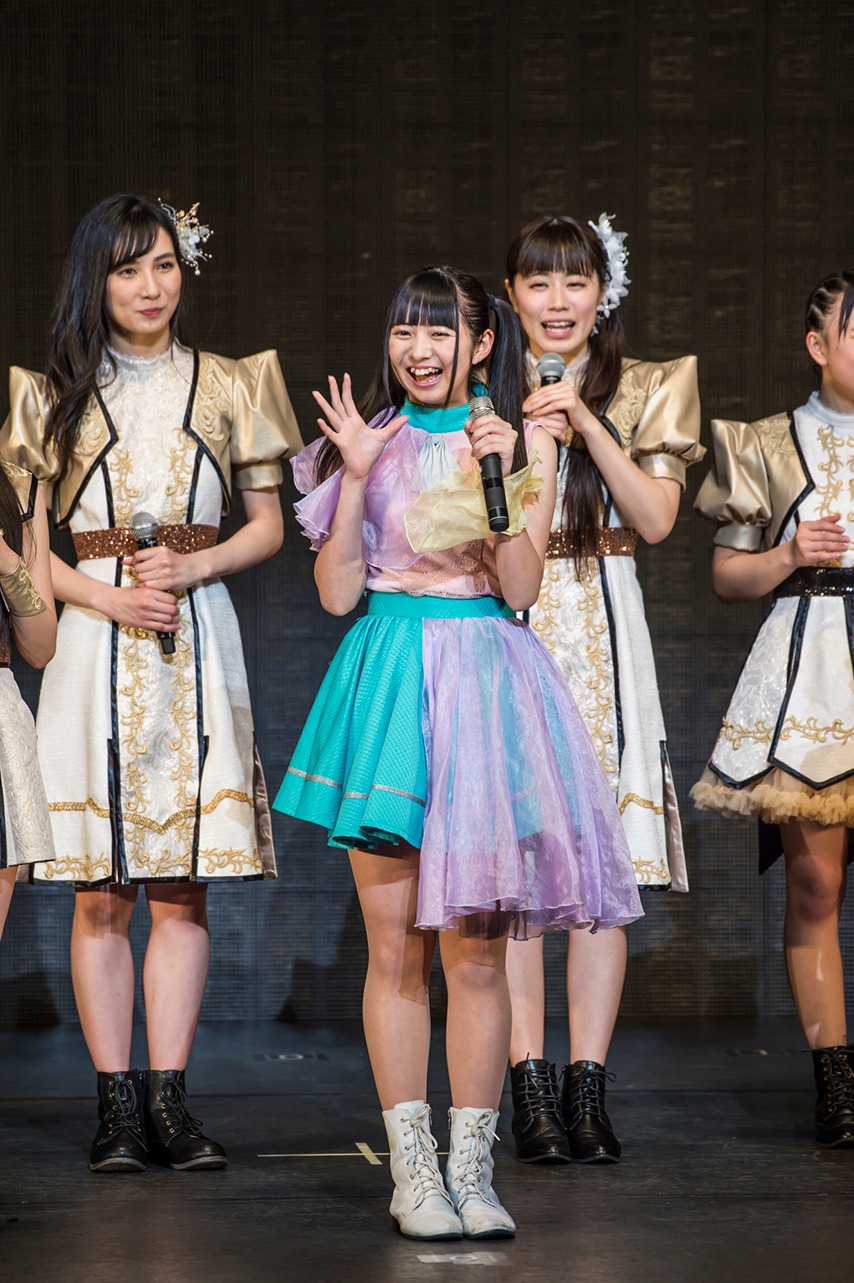 新メンバーの内藤里奈（中央）。（写真提供：ブルーローズ）