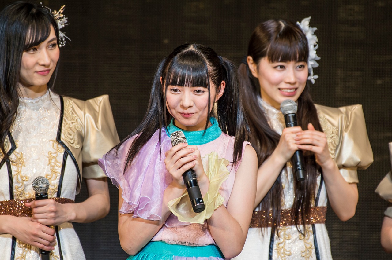 新メンバーの内藤里奈（中央）。（写真提供：ブルーローズ）